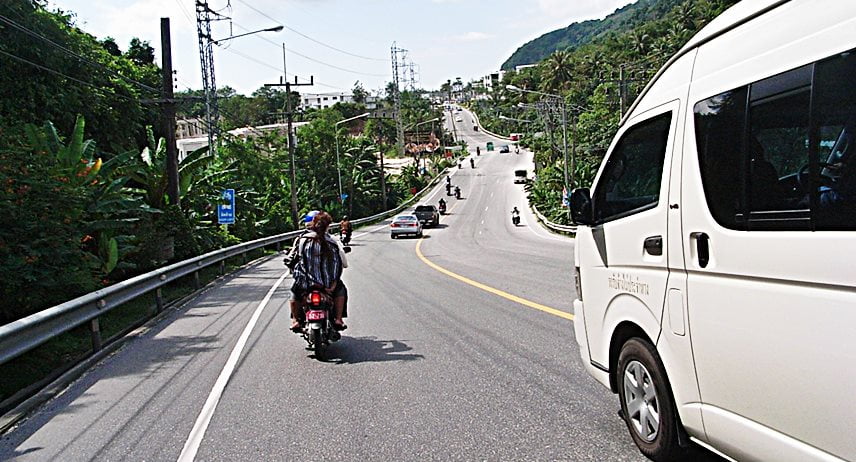 Minivan vừa rẻ vừa tiện lợi khi di chuyển từ sân bay đến trung tâm Phuket.