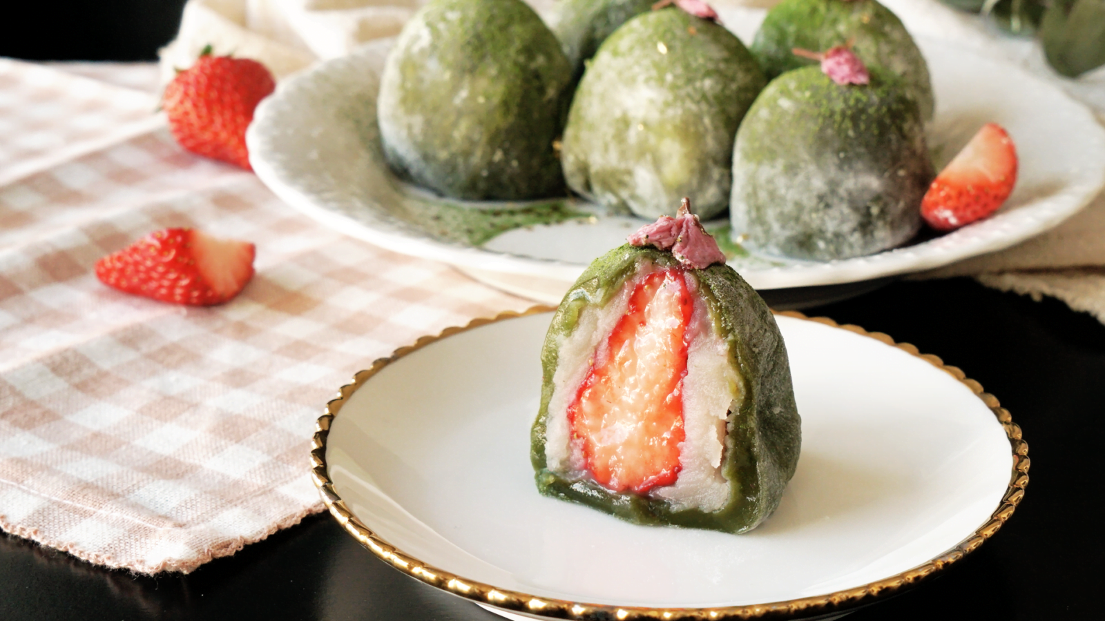 Mình rất thích ăn bánh nếp mochi trà xanh, vừa thơm, vừa mềm, rất ngon. Các bạn nhất định đừng bỏ qua nhé