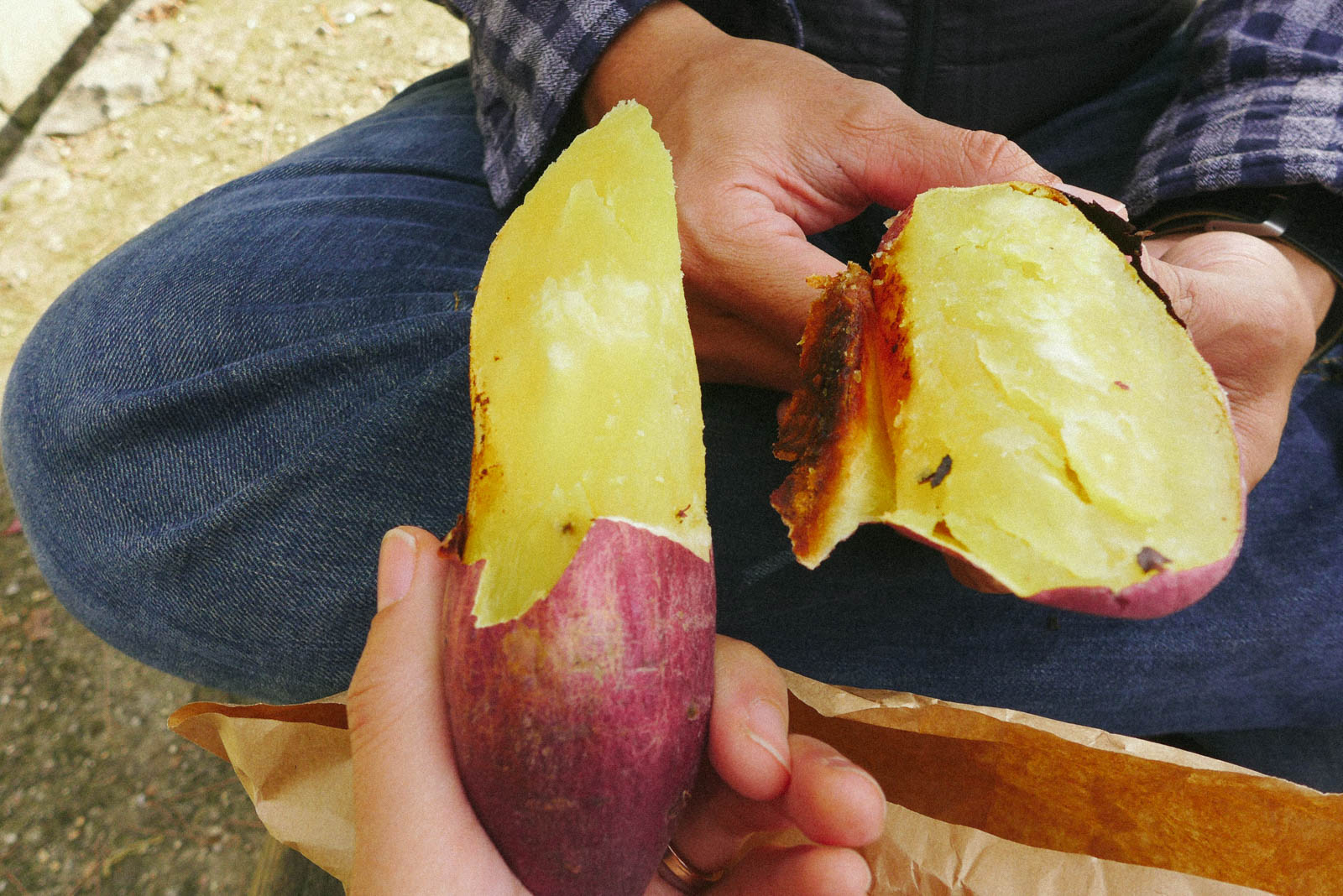 Khoai lang nướng ngon bá cháy! Trời lạnh, hai đứa vừa ăn vừa thổi xoa xoa hai tay! Cực thích