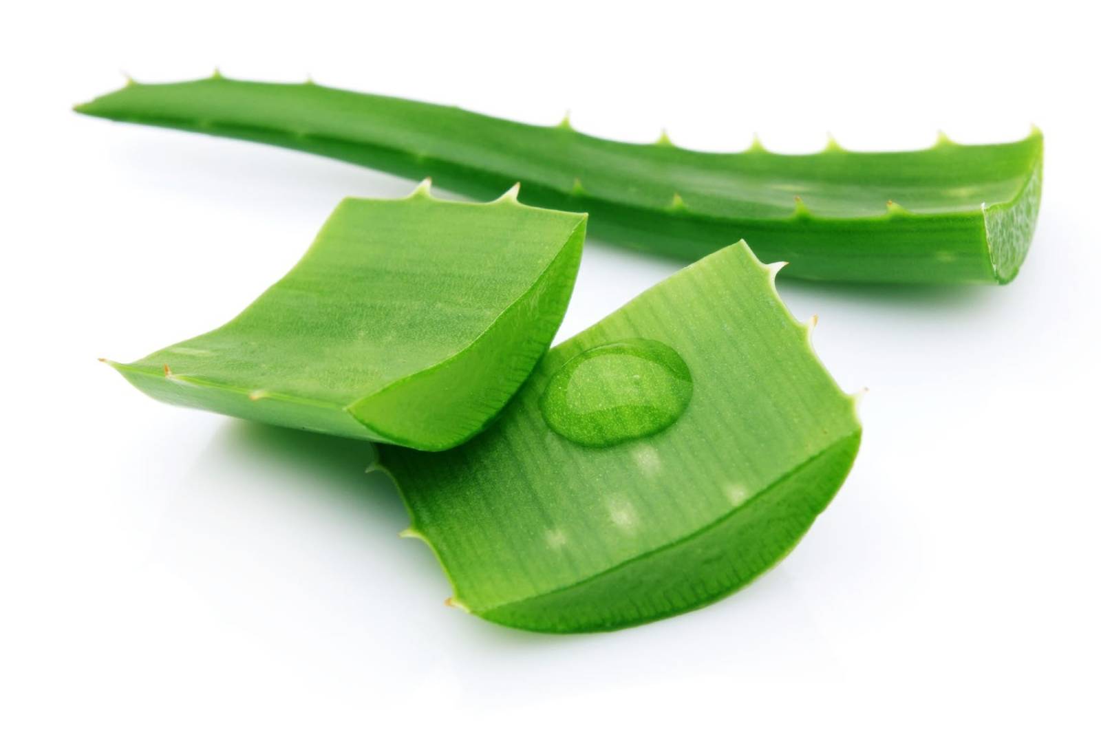 Mẹo nhỏ bạn cắt khúc nha đam cỡ như hình thì rất dễ gọt vỏ ha