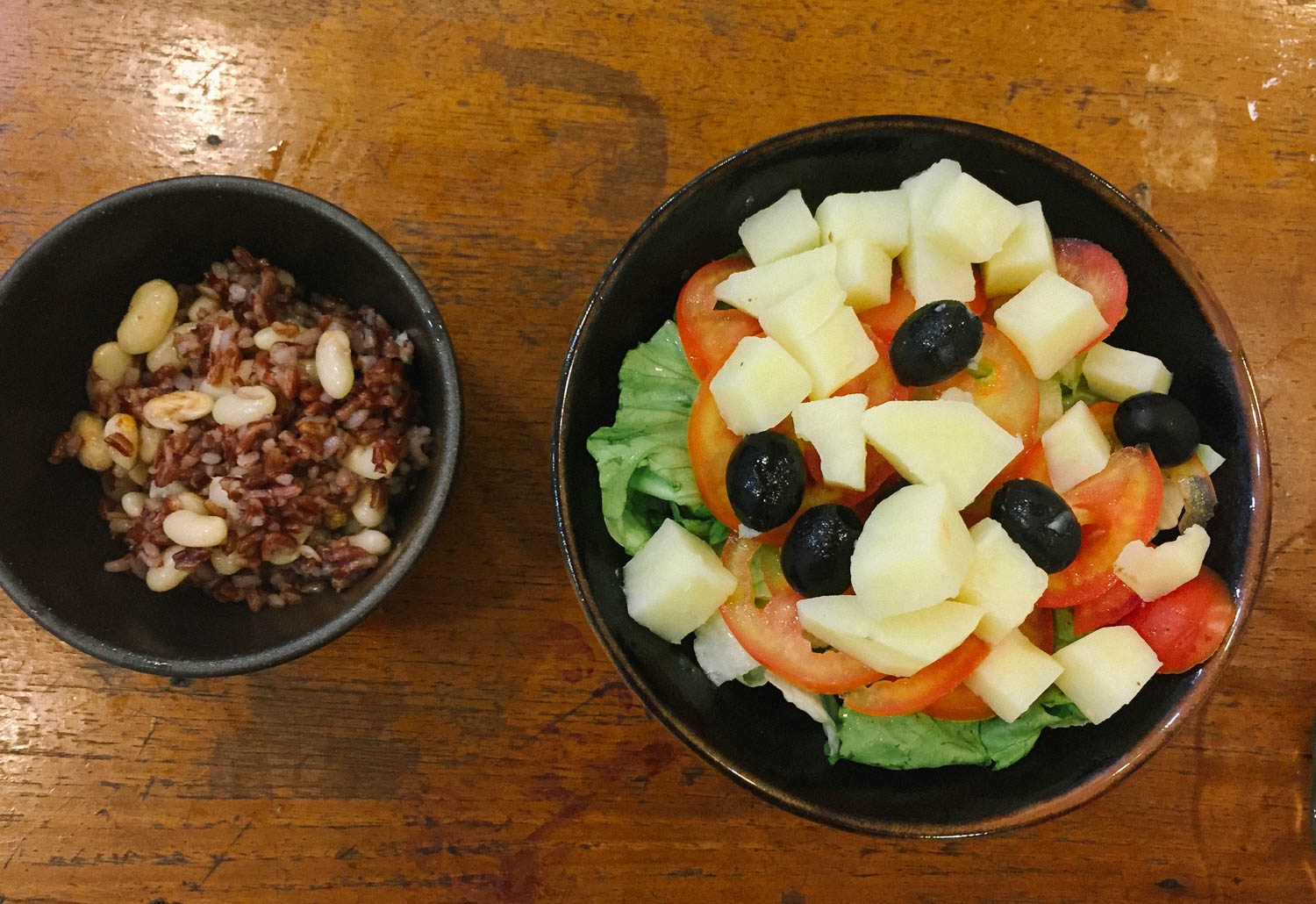 Bữa ăn chay đầy đủ dinh dưỡng với cơm gạo lức nấu đậu va salad chay nicoise