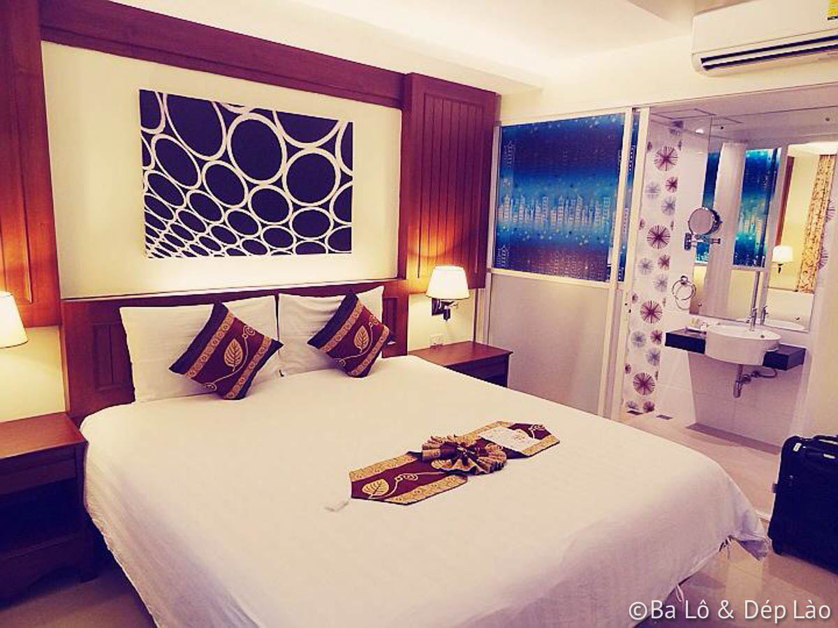 Khách sạn của tụi mình tại Patong nhỏ xinh, sạch sẽ ;)