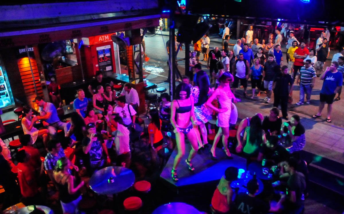 Các quầy bar nghịt người với màn trình diễn thâu đêm của lady boys.