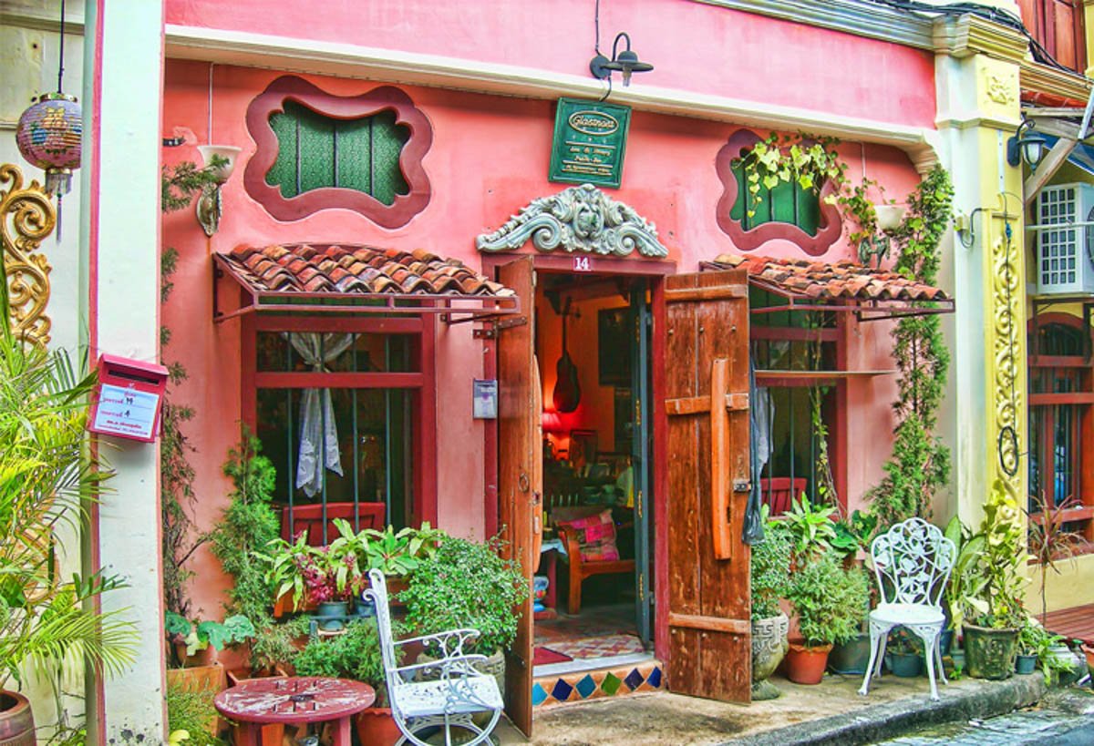 Một shop quà lưu niệm nhỏ xinh tại phố cổ Phuket. Đáng yêu quá <3