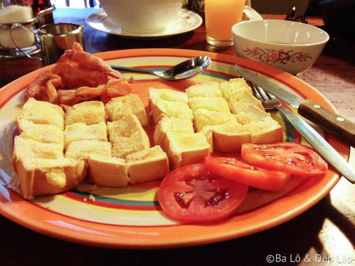 Bánh mì phết bơ đường dùng kèm thịt xông khói của mình