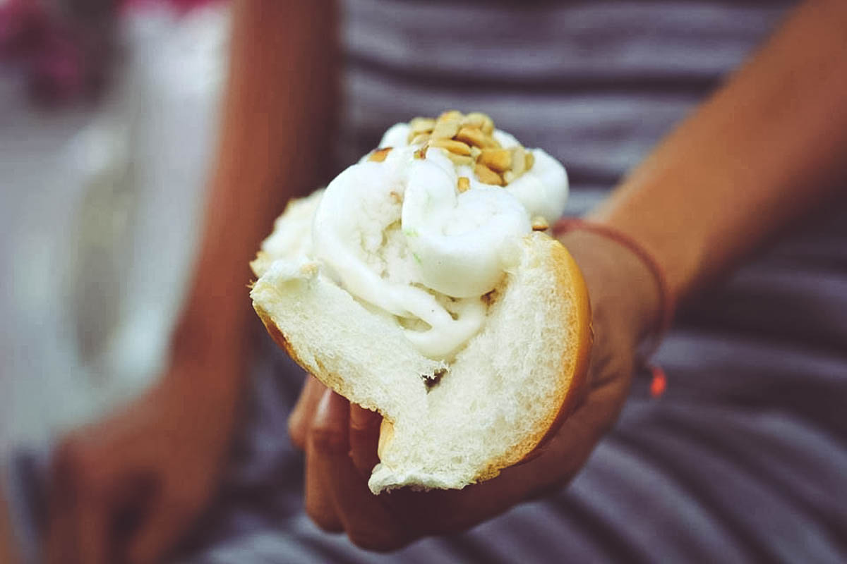 Bánh mì kẹp kem - món ăn giải nóng ưa chuộng tại Phuket