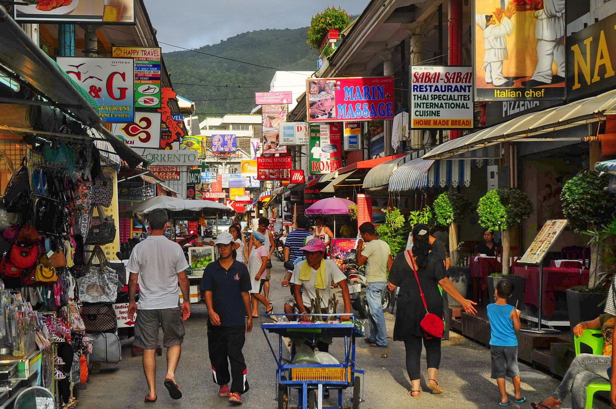 Đường phố nhộn nhịp tại Patong.
