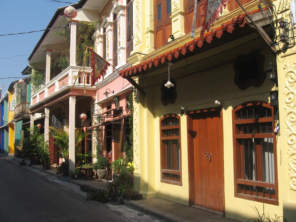 Phố cổ tại Phuket nổi bật với những biệt thự cổ mang lối kiến trúc Trung Hoa cổ.
