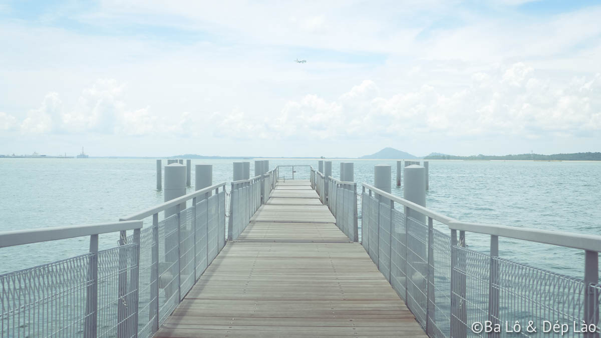 Cầu cảng giữa biển của đảo Pulau Ubin tuyệt đẹp. Đứng trên cầu, các bạn có thể thấy được máy bay cất cánh từ Singapore