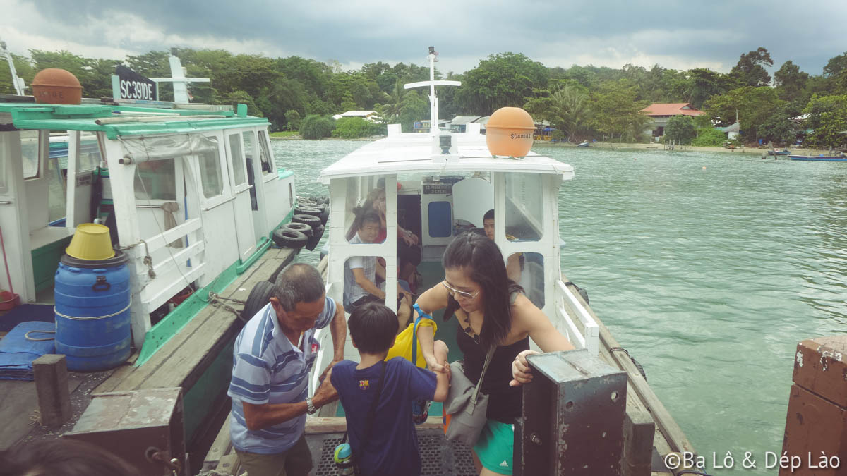 Mọi người chuẩn bị lên phà tham quan đảo