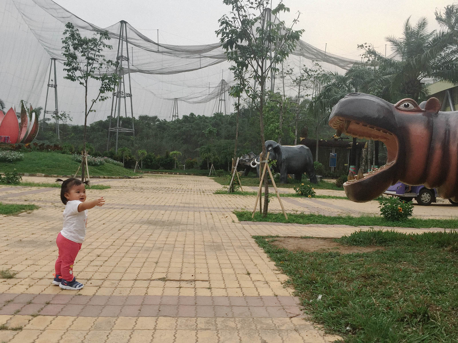 Chị ta một mình một cõi rong chơi :))