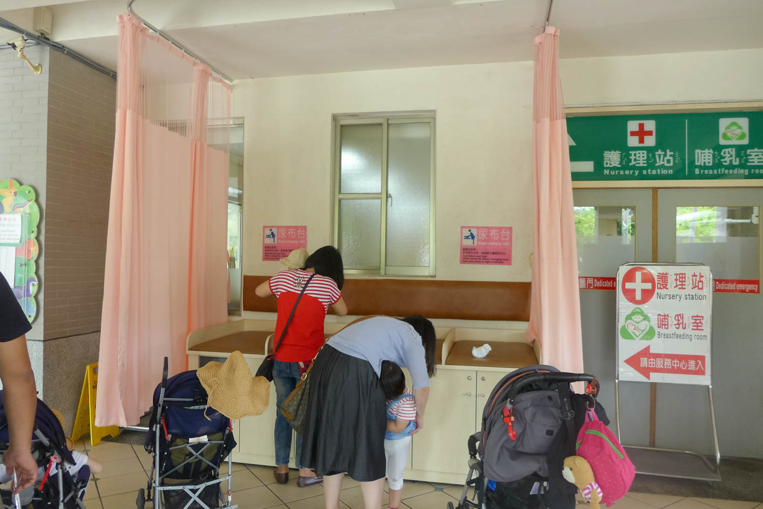 Khu vực thay tã cho các bé kế bên Seven Eleven ngay cổng ra vào