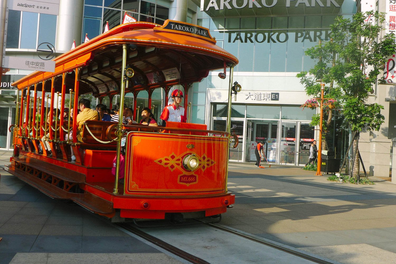 Xe lửa điện của Taroko Park đưa khách một vòng dạo chơi công viên
