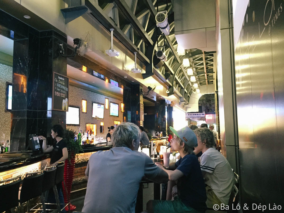 Cấu trúc quầy bar đặc biệt, mang phong cách Châu Âu. Khách lúc nào đông đúc thưởng thức món ăn Ý.