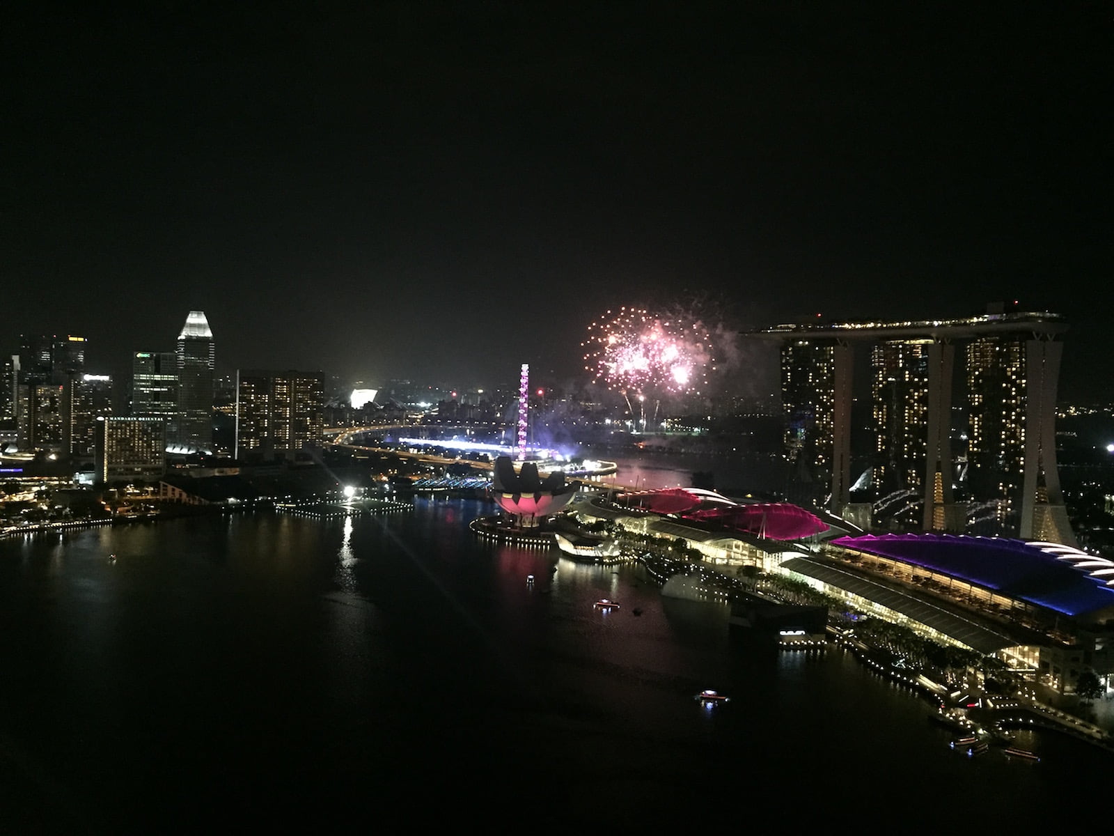 View từ The Sail nhìn ra ngay vịnh Marina. Xa xa là toà nhà Marina Bay Sand