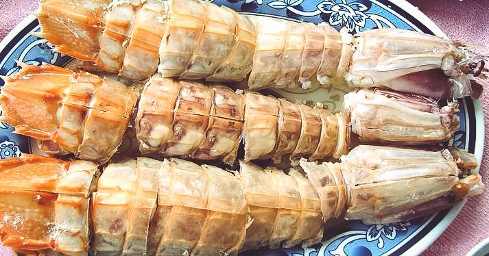 Tôm tích nướng muối ớt đậm đà tại làng chài Hàm Ninh