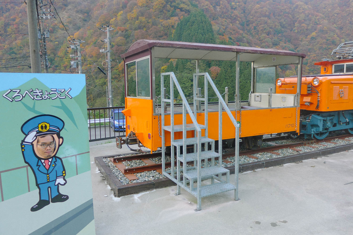 Tàu lửa Kurobe Gorge phiên bản mini đồ chơi nè. Các bạn có nhận ra gương mặt thân quen nào trong hình ko :))