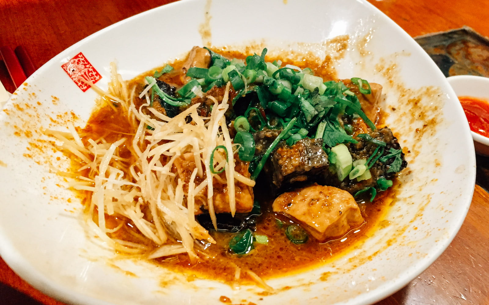Đậu hũ ăn chung với tiết canh heo đông lạnh
