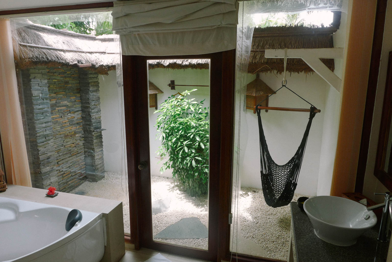 Bạn có thể nằm thư giãn đọc sách ngay khu vườn nho nhỏ bên trong Bungalow của mình