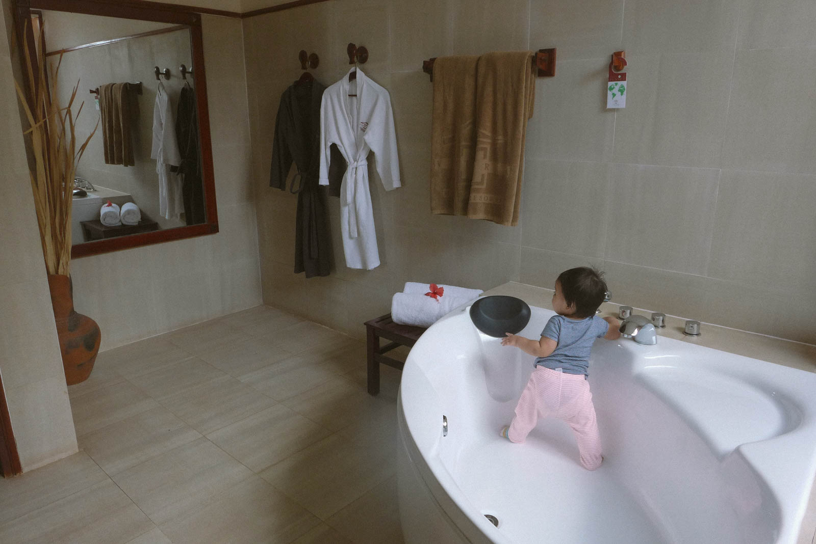 Silk đang thích thú "kiểm duyệt" qua bồn tắm